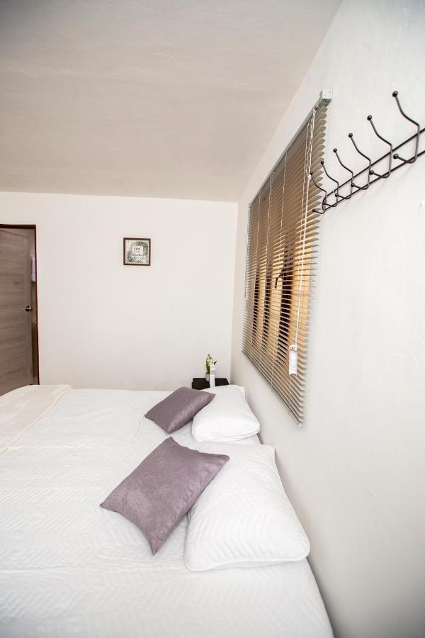 Komodo Alojamiento: Centro Histórico Hostal con Wi-Fi y Baño Privado Popayan Exterior photo