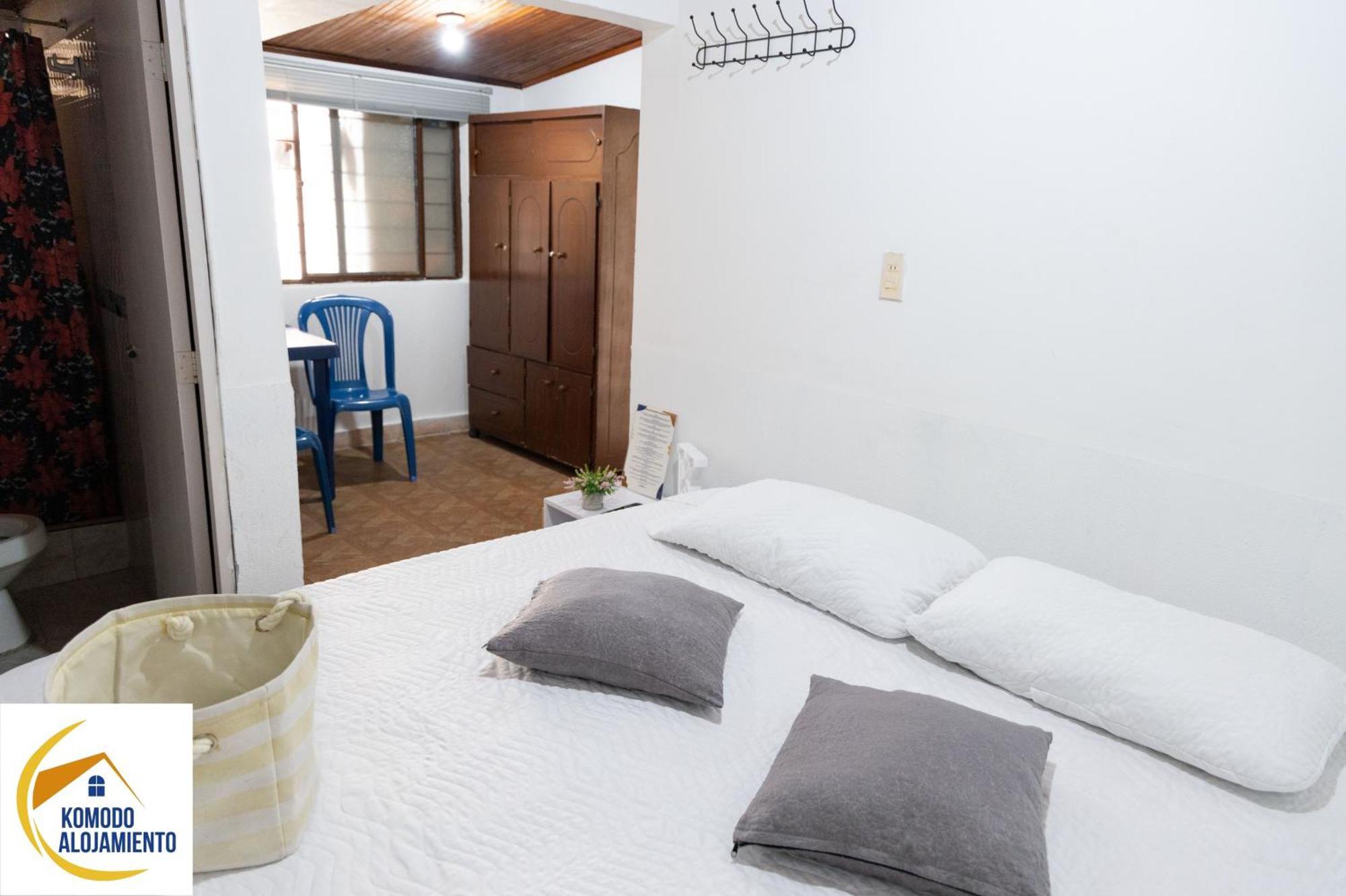 Komodo Alojamiento: Centro Histórico Hostal con Wi-Fi y Baño Privado Popayan Exterior photo